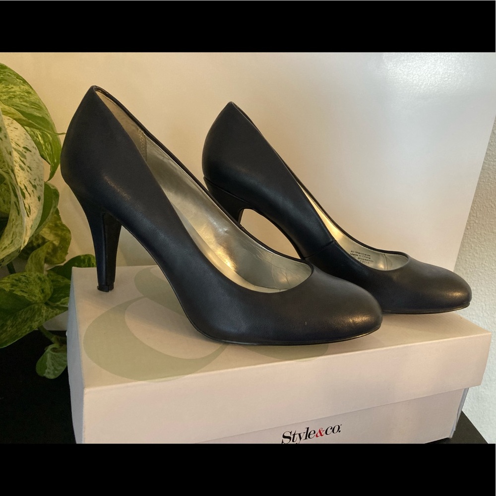Style & Co. Blossom Navy Pumps, Size 8M
